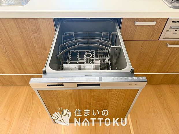 【食器洗い乾燥機】食後の時間にゆとりを与えてくれる食器洗い乾燥機。
操作ボタンも上面にあるので、腰をかがめずに操作ができラクラクです。