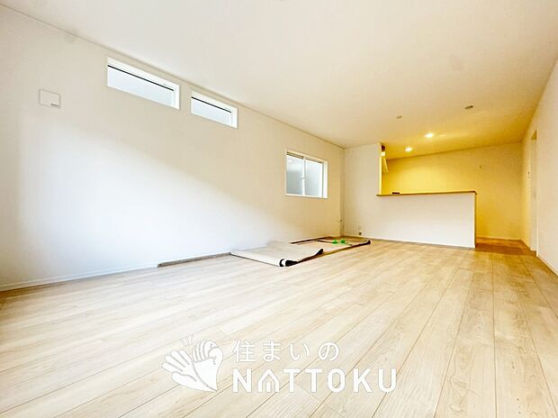 【現地写真(リビング)】フローリング材には、木目、色調など木材特有の風合いがあり、ナチュラルな美しさになっています。