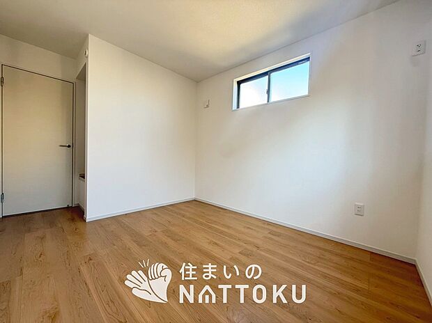 【現地写真(洋室)】木目の美しさを際立たせるシンプルデザインの建具を使用しています。