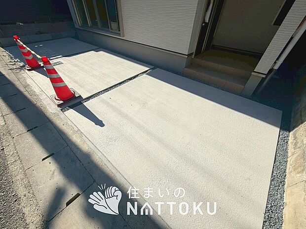 【現地写真(駐車場)】駐車スペースが広く、運転が苦手な方も安心です。