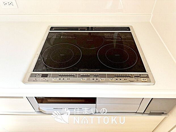 【ビルトインコンロ】フラットな構造で清掃性が高く、過熱防止センサー付3口タイプで日頃の家事も快適です。