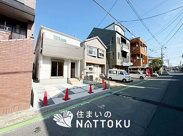 【現地写真(前道含む外観)】断熱性、気密性を高める工夫で一年中ずっと心地よく暮らせる、高気密・高断熱です。