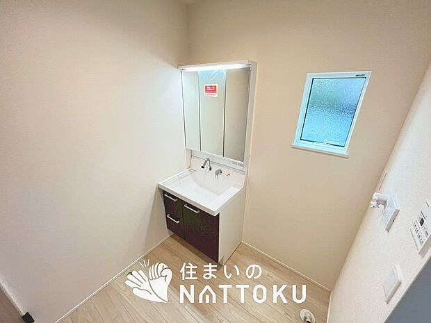 【洗面台・洗面所】鏡の両サイドは、必要なものを取出しやすく、大きな鏡面で朝の準備も快適。
使いやすいリフトアップ機能付きのシングルレバーシャワー水栓付です。