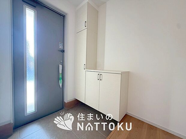 【現地写真(玄関)】玄関には、大型のシューズ収納を設置しています。