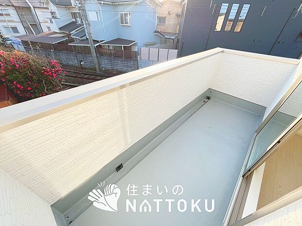 【バルコニー】奥行きが広く、洗濯物をゆったりと干せる十分な広さで、家族の洗濯も捗ります。