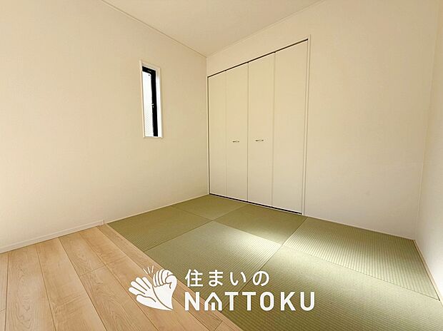 【現地写真（和室）】大壁仕様の新和室。くつろぎの空間です。