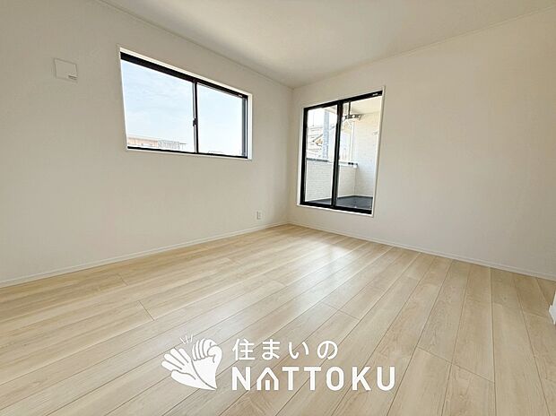 【現地写真(寝室)】木目の美しさを際立たせるシンプルデザインの建具を使用しています。