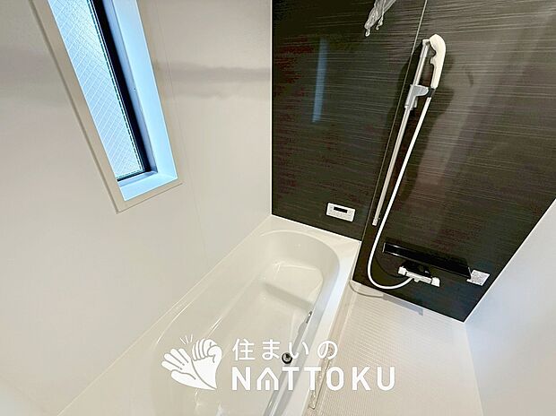 【現地写真(浴室)】浴室暖房乾燥機付き。1坪タイプで広々です。