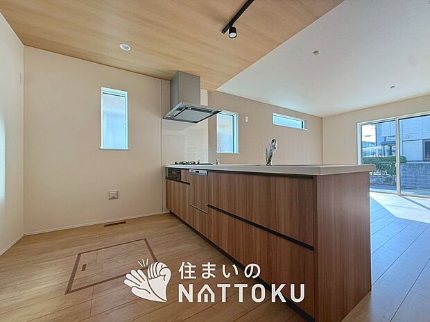 【現地写真(キッチン)】収納たっぷりのシステムキッチン、浄水器付水栓を標準装備しています。