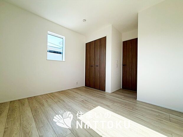 【現地写真（洋室）　】木目の美しさを際立たせるシンプルデザインの建具を使用しています。