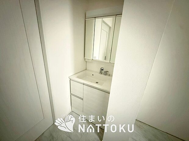 【洗面台・洗面所】鏡の両サイドは、必要なものを取出しやすく、大きな鏡面で朝の準備も快適。
使いやすいリフトアップ機能付きのシングルレバーシャワー水栓付です。