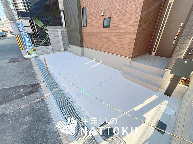 【現地写真(駐車場)】駐車スペースが広く、運転が苦手な方も安心です。