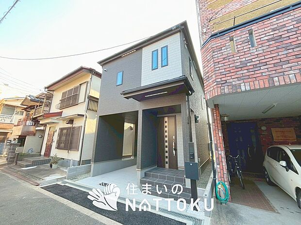 【現地写真（前道含む外観）】お引渡し後も無償の定期点検を行っており、暮らしの安心をお届けしています。