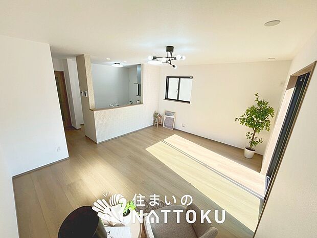 【現地写真(リビング)】フローリング材には、木目、色調など木材特有の風合いがあり、ナチュラルな美しさになっています。