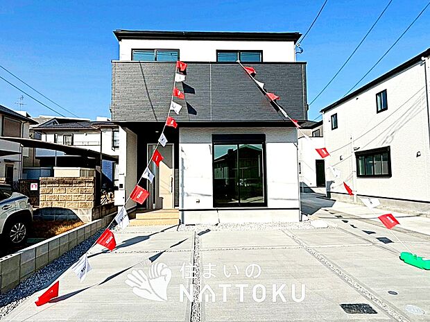 【現地写真(外観)【1号地】】軽くて火災に強い屋根材を採用し、地震時の建物への負担や揺れを軽減しています。