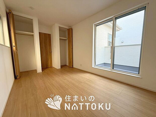 【現地写真（寝室）】木目の美しさを際立たせるシンプルデザインの建具を使用しています。