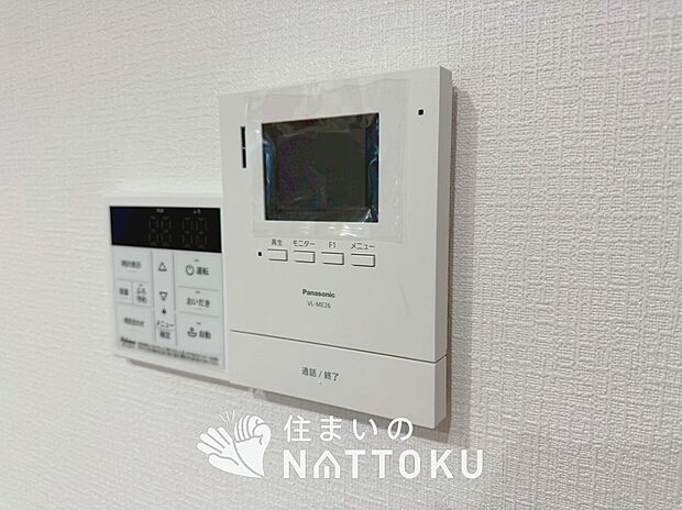 【TVモニター付インターホン】手放し通話ができ、送話表示灯で送話・受話状態が確認できます。
映像と音声で玄関先の様子をチェックできるモニター機能や、夜間の訪問者の顔も確認できるLEDライトを装備しています。