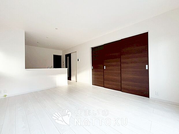 【現地写真(リビング)】フローリング材には、木目、色調など木材特有の風合いがあり、ナチュラルな美しさになっています。