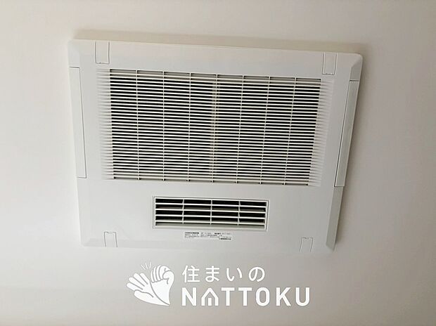 【電気式浴室暖房換気乾燥機】寒い冬場はあたたかく、暑い夏場は扇風機のような心地よさです。
雨の日は、浴室が衣類乾燥スペースになります。