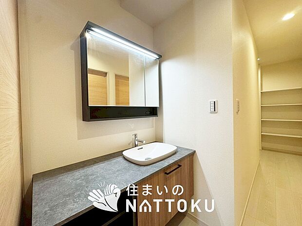 【洗面台・洗面所】鏡の両サイドは、必要なものを取出しやすく、大きな鏡面で朝の準備も快適。
使いやすいリフトアップ機能付きのシングルレバーシャワー水栓付です。