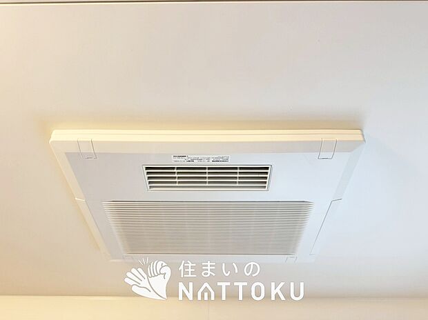 【電気式浴室暖房換気乾燥機】寒い冬場はあたたかく、暑い夏場は扇風機のような心地よさです。
雨の日は、浴室が衣類乾燥スペースになります。