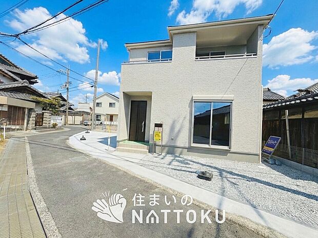 【現地写真(前道含む外観)】軽くて火災に強い屋根材を採用し、地震時の建物への負担や揺れを軽減しています。