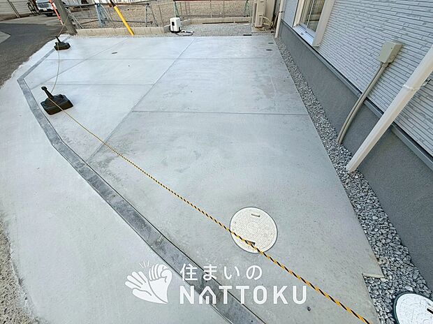 【現地写真(駐車場)】駐車スペースが広く、運転が苦手な方も安心です。