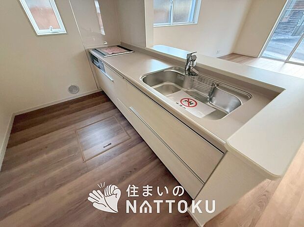 【現地写真(キッチン)】収納たっぷりのシステムキッチン、浄水器付水栓を標準装備しています。