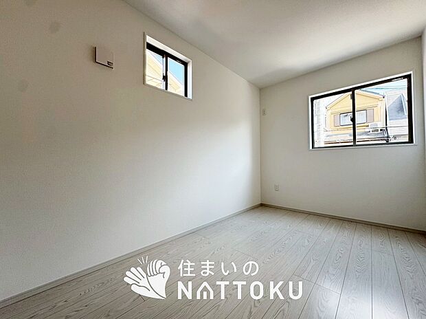 【現地写真(洋室)】木目の美しさを際立たせるシンプルデザインの建具を使用しています。