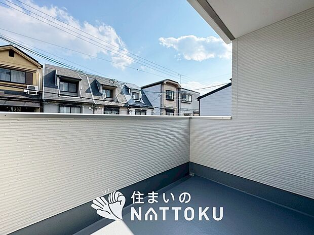 【バルコニー】奥行きが広く、洗濯物をゆったりと干せる十分な広さで、家族の洗濯も捗ります。