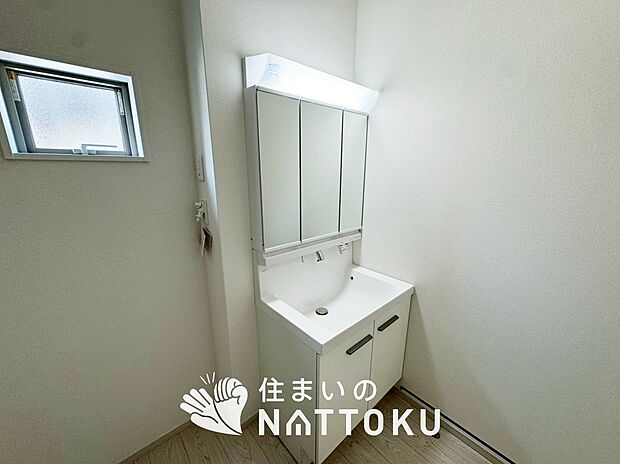 【洗面台・洗面所】鏡の両サイドは、必要なものを取出しやすく、大きな鏡面で朝の準備も快適。
使いやすいリフトアップ機能付きのシングルレバーシャワー水栓付です。