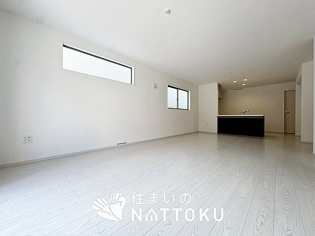 【現地写真(リビング)】フローリング材には、木目、色調など木材特有の風合いがあり、ナチュラルな美しさになっています。