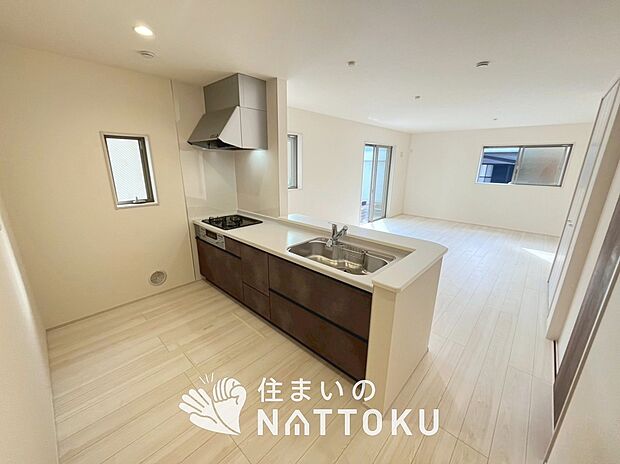 【現地写真(キッチン)】収納たっぷりのシステムキッチン、浄水器付水栓を標準装備しています。