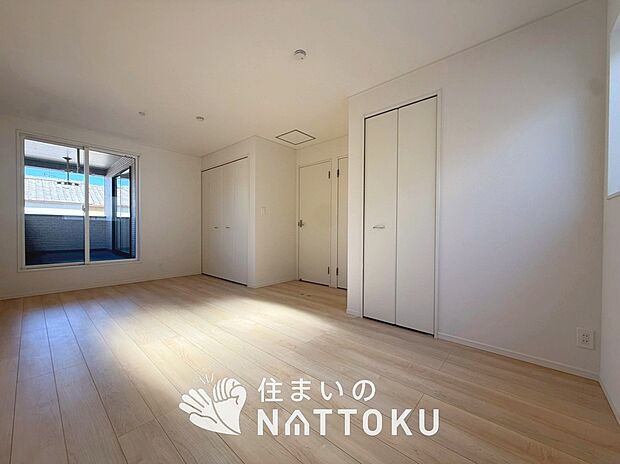 【現地写真（寝室）】木目の美しさを際立たせるシンプルデザインの建具を使用しています。