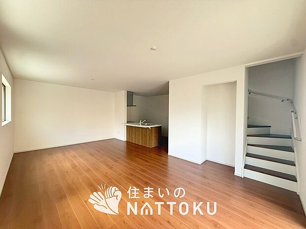 【現地写真(リビング)】フローリング材には、木目、色調など木材特有の風合いがあり、ナチュラルな美しさになっています。