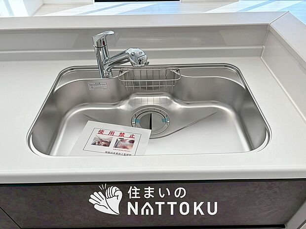 【浄水器内臓ハンドシャワー付シンク】広々とした凸型シンクに洗剤ポケットを標準装備。すっきり収納できます。
また、蛇口の先端に浄水器を内蔵しているため場所をとりません。