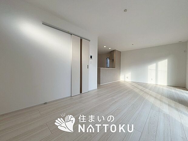 【現地写真(リビング)】フローリング材には、木目、色調など木材特有の風合いがあり、ナチュラルな美しさになっています。