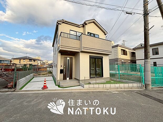 【現地写真(前道含む外観)】軽くて火災に強い屋根材を採用し、地震時の建物への負担や揺れを軽減しています。