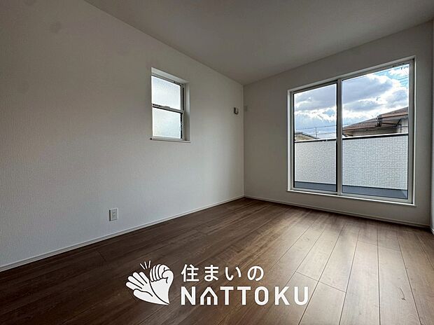 【現地写真(寝室)】木目の美しさを際立たせるシンプルデザインの建具を使用しています。