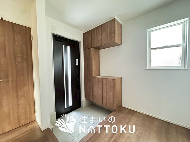 【現地写真(玄関)】玄関には、大型のシューズ収納を設置しています。