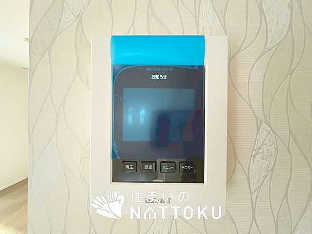 【TVモニター付インターホン】くっきり見やすいカラーモニターです。
夜でも来客者が見やすいLED照明付きです。