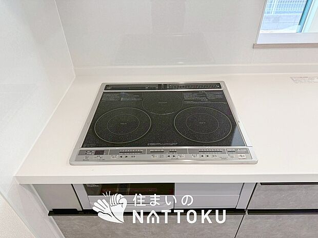 【ビルトインコンロ】フラットな構造で清掃性が高く、過熱防止センサー付3口タイプで日頃の家事も快適です。