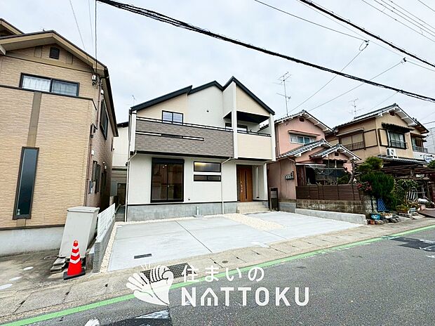 【現地写真(前道含む外観)】断熱性、気密性を高める工夫で一年中ずっと心地よく暮らせる、高気密・高断熱です。