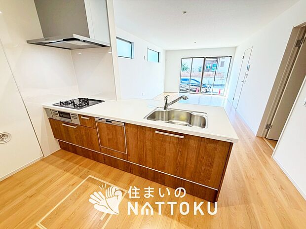 【現地写真(キッチン)】収納たっぷりのシステムキッチン、浄水器付水栓を標準装備しています。