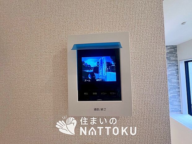 【TVモニター付インターホン】手放し通話ができ、送話表示灯で送話・受話状態が確認できます。
映像と音声で玄関先の様子をチェックできるモニター機能や、夜間の訪問者の顔も確認できるLEDライトを装備しています。