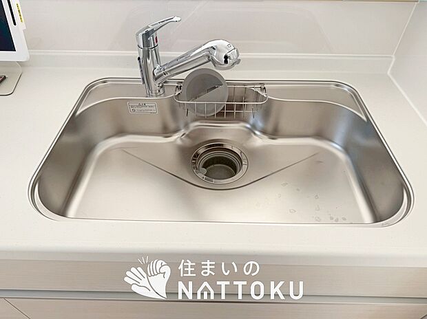 【浄水器内臓ハンドシャワー付シンク】広々とした凸型シンクに洗剤ポケットを標準装備。すっきり収納できます。
また、蛇口の先端に浄水器を内蔵しているため場所をとりません。