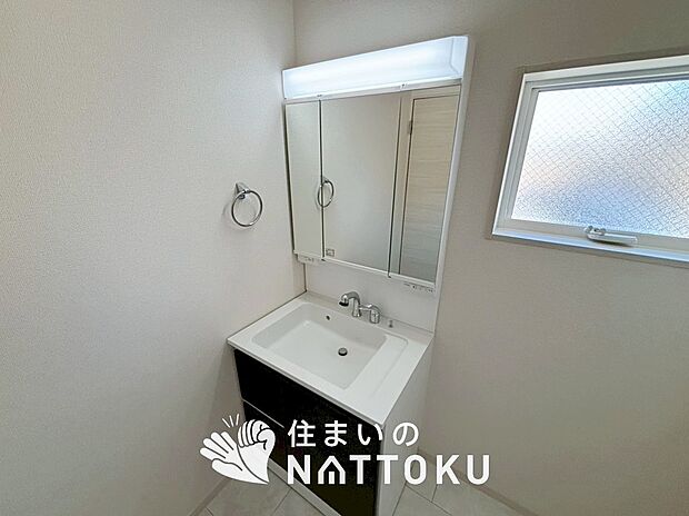 【洗面台・洗面所】鏡の両サイドは、必要なものを取出しやすく、大きな鏡面で朝の準備も快適。
使いやすいリフトアップ機能付きのシングルレバーシャワー水栓付です。
