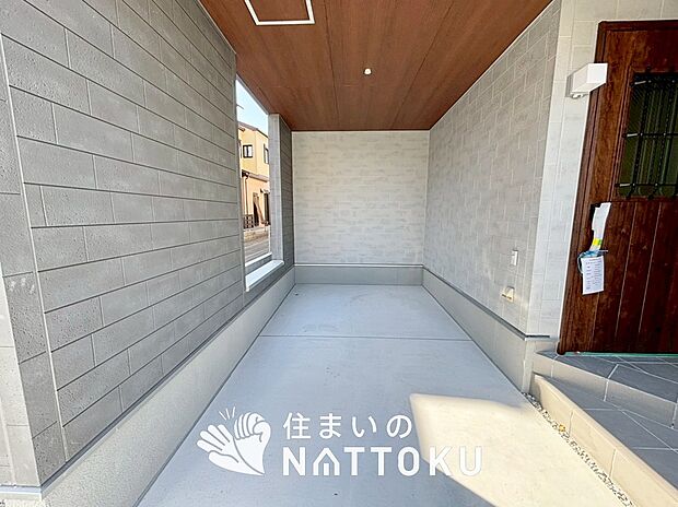 【現地写真（駐車場）】駐車スペースが広く、運転が苦手な方も安心です。