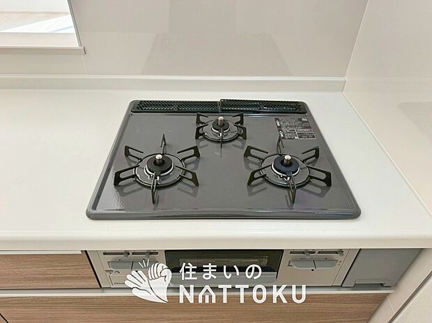 【ビルトインコンロ】フラットな構造で清掃性が高く、過熱防止センサー付3口タイプで日頃の家事も快適です。