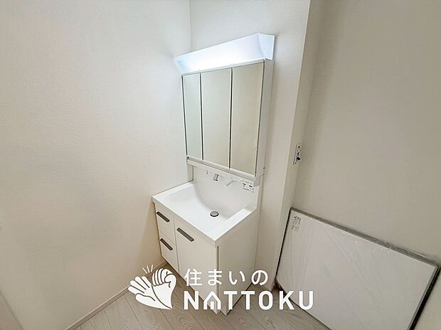 【洗面台・洗面所】鏡の両サイドは、必要なものを取出しやすく、大きな鏡面で朝の準備も快適。
使いやすいリフトアップ機能付きのシングルレバーシャワー水栓付です。
